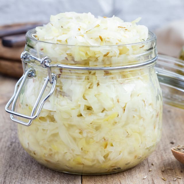 Chucrut, una col agria que enriquece el plato