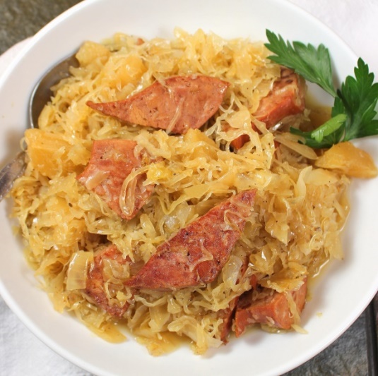 Chucrut, una col agria que enriquece el plato